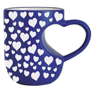 blaue Tasse mit weißen Herzchen bemahlen und mit einem Herz geformten Henkel