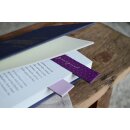 Magnetlesezeichen zwischen den Seiten im Buch