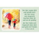 Kärtchen mit Bildmotiv Frau mit Kind und Regenschirme