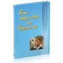 Blaues Kidnerliederbuch mit gelber Aufschrift und Jungen...